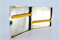 Silbernes Zigarettenetui mit eingravierten geometrischen Figuren, Scharnierdeckel und goldener Innenausstattung