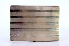 Portasigarette in argento con bande arabescate nella parte superiore, interno in oro e coperchio incernierato