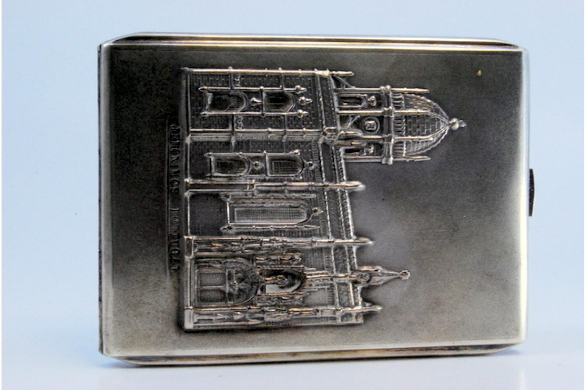 Silver cigarette case w/ the Jerónimos Monastery in high relief & a hinged lid In Good Condition For Sale In Porto, PT