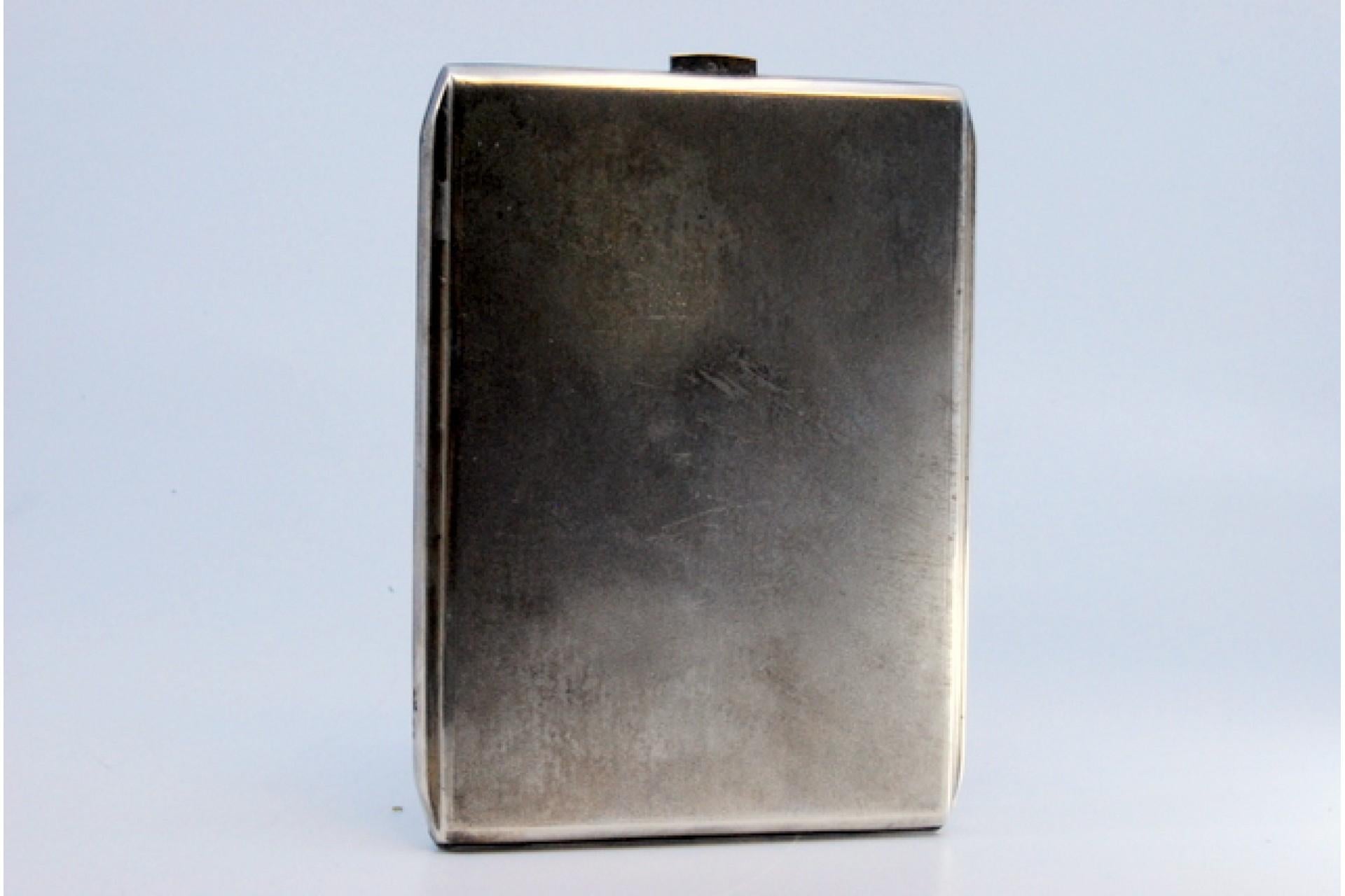 20th Century Silver cigarette case w/ the Jerónimos Monastery in high relief & a hinged lid For Sale