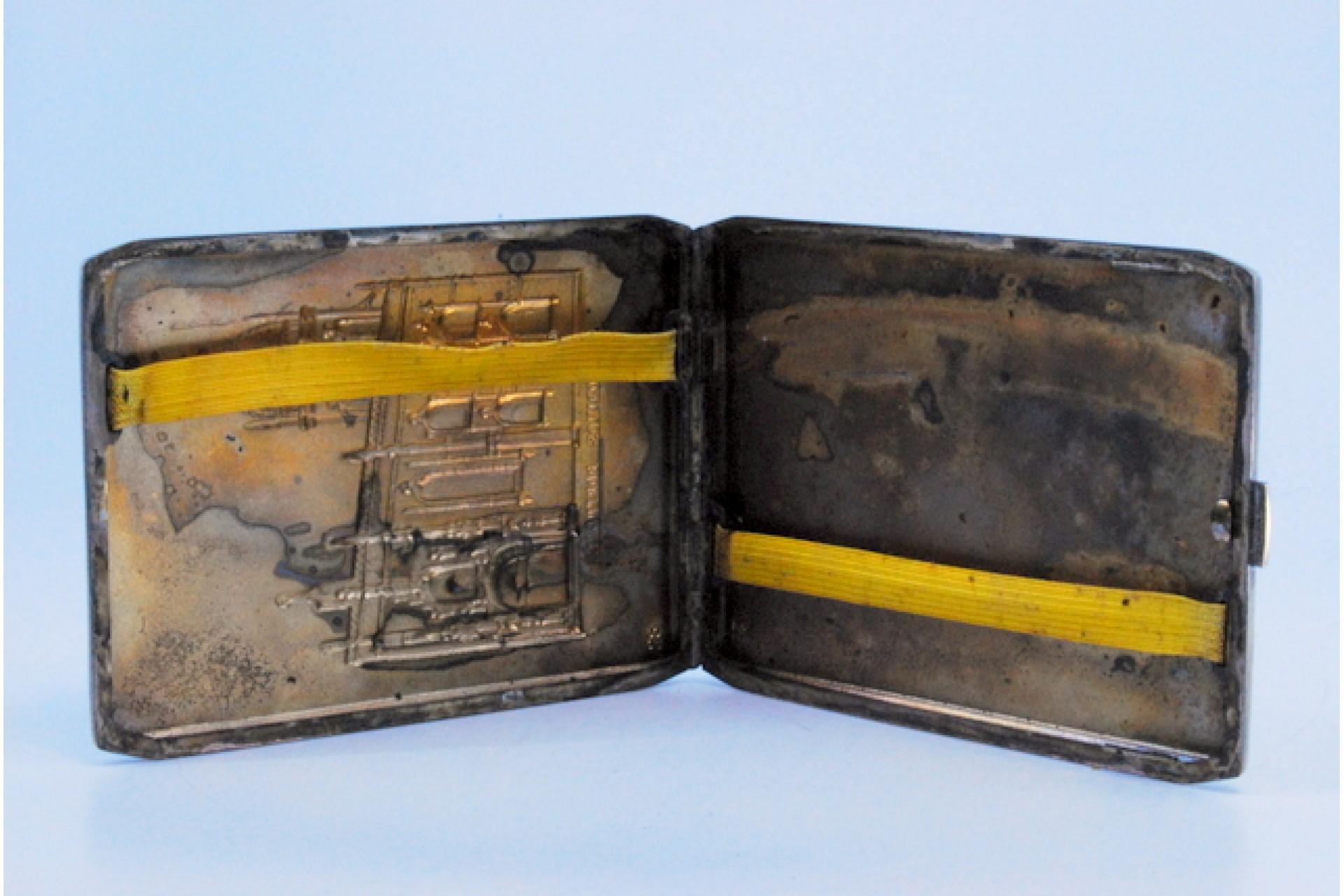 Silver cigarette case w/ the Jerónimos Monastery in high relief & a hinged lid For Sale 1