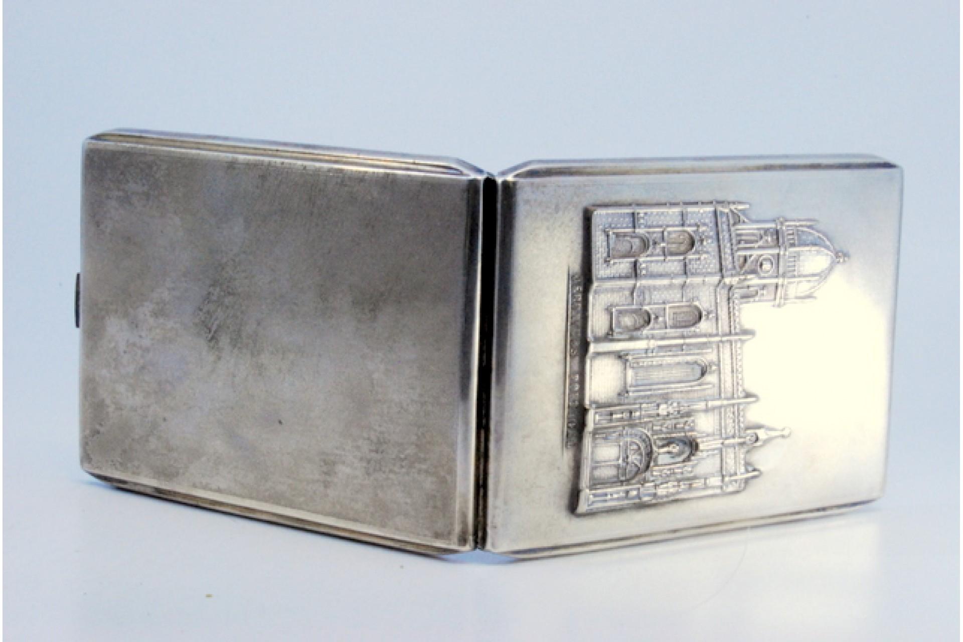 Silver cigarette case w/ the Jerónimos Monastery in high relief & a hinged lid For Sale 2