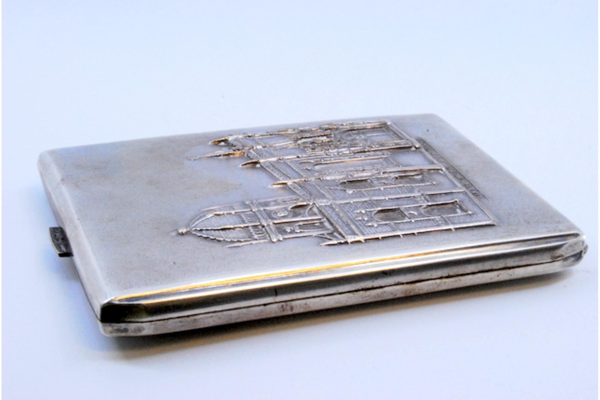 Silver cigarette case w/ the Jerónimos Monastery in high relief & a hinged lid For Sale 3