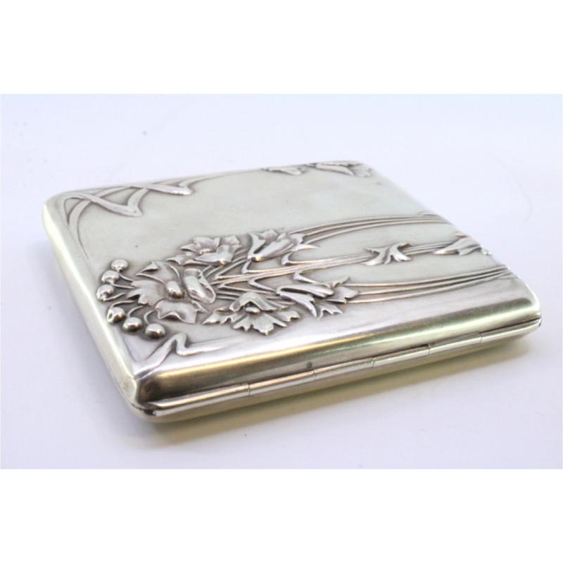 Silver cigarette case with Art Nouveau floral reliefs and hinged lid In Good Condition For Sale In Porto, PT
