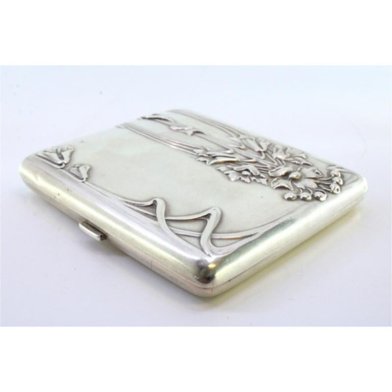 20th Century Silver cigarette case with Art Nouveau floral reliefs and hinged lid For Sale