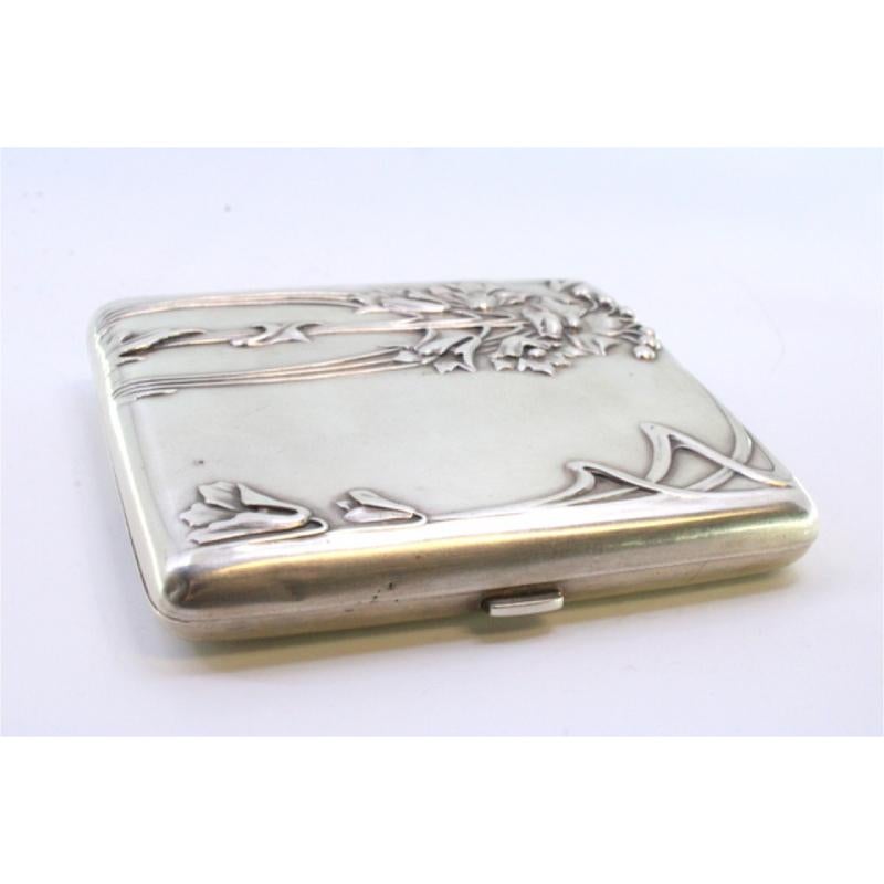 Silver cigarette case with Art Nouveau floral reliefs and hinged lid For Sale 1