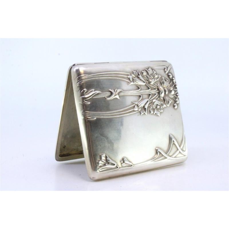 Silver cigarette case with Art Nouveau floral reliefs and hinged lid For Sale 2