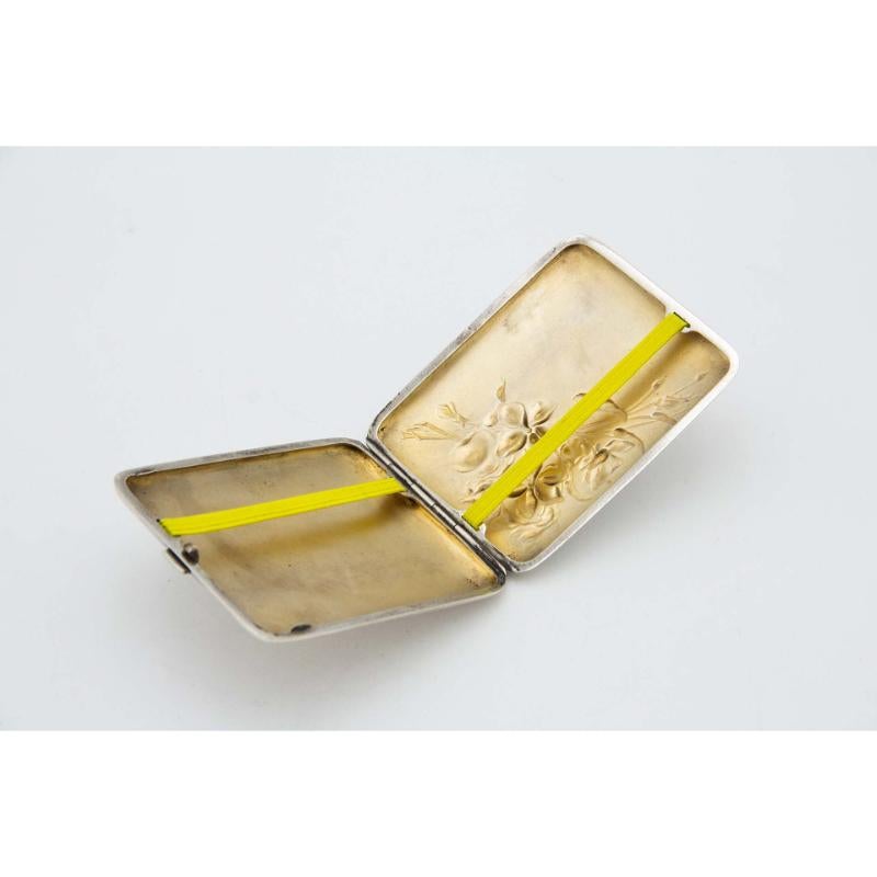Descrizione: Portasigarette in argento con angoli smussati e rilievi floreali sul coperchio in stile Art Nouveau. Metallo: Argento. Origine: Portoghese. Marchio: javali II Titolo. Peso: 95,78 grammi. Dimensioni: 9,8cmx1,7cm. Contenuto: 833/1000.