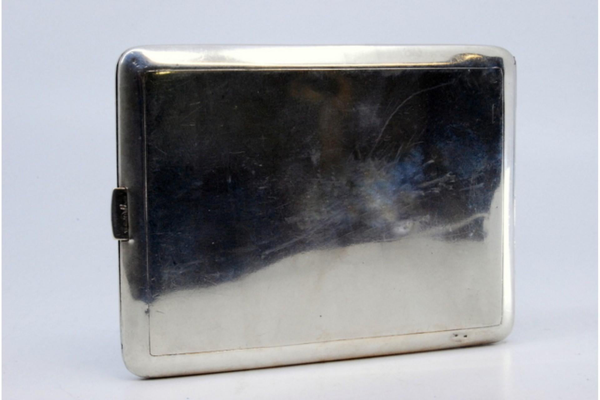 European Silver cigarette case with asymmetrical engraving, gold interior and hinged lid For Sale