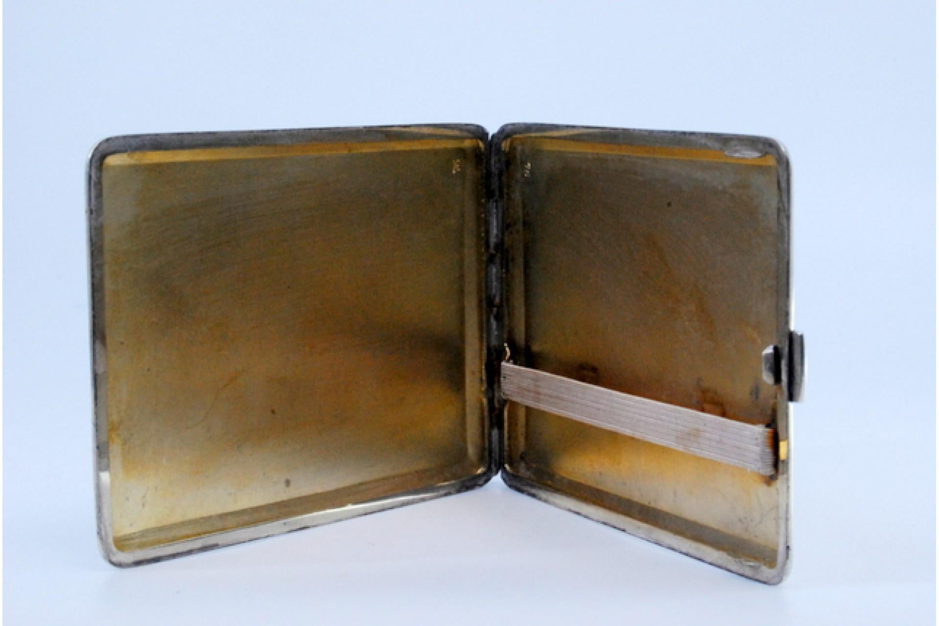 Silver cigarette case with asymmetrical engraving, gold interior and hinged lid In Good Condition For Sale In Porto, PT