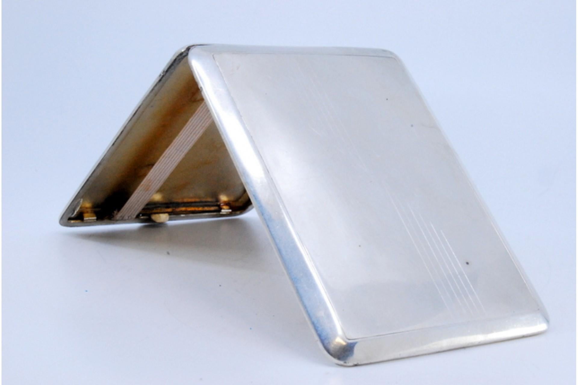Silver cigarette case with asymmetrical engraving, gold interior and hinged lid For Sale 1