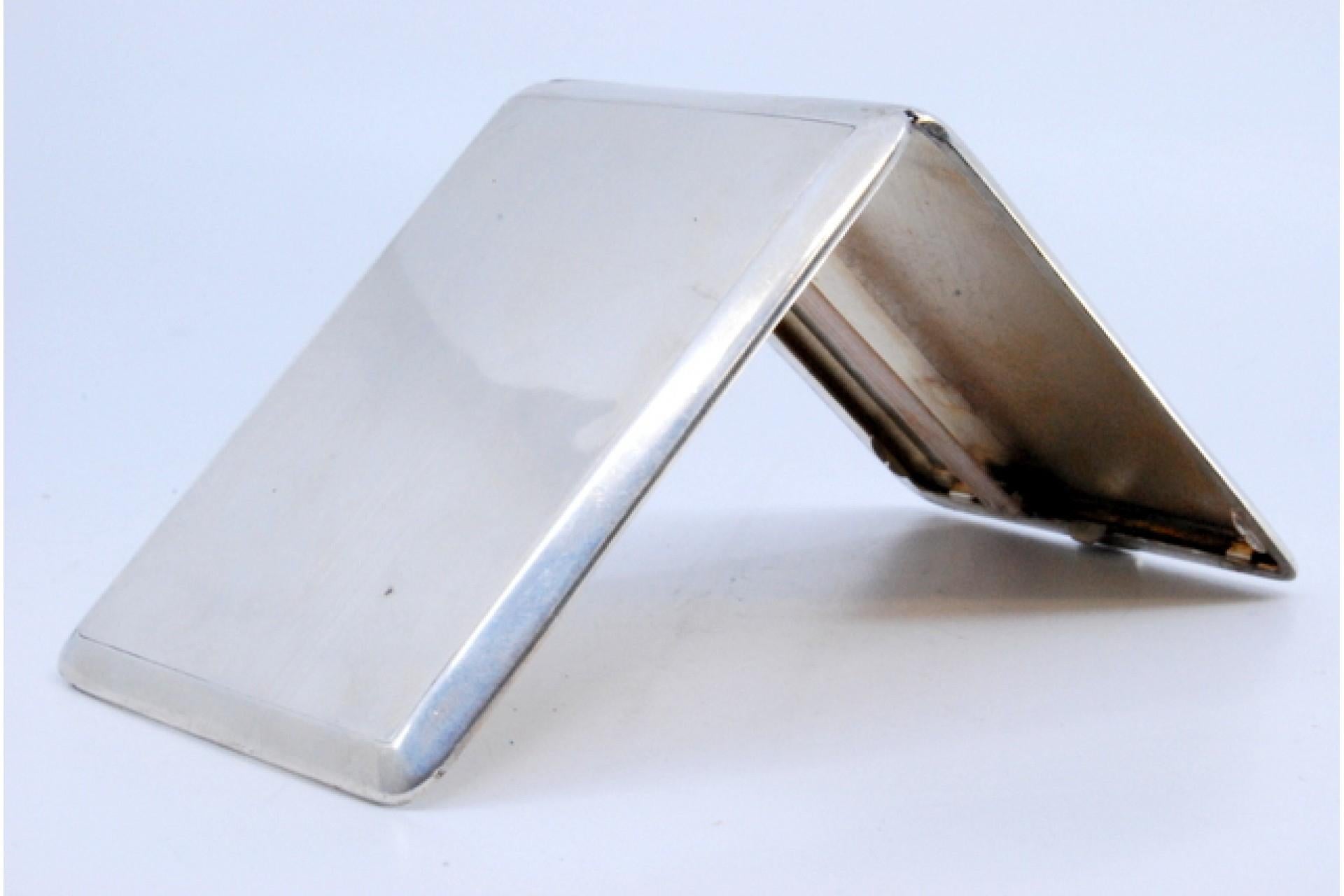 Silver cigarette case with asymmetrical engraving, gold interior and hinged lid For Sale 2