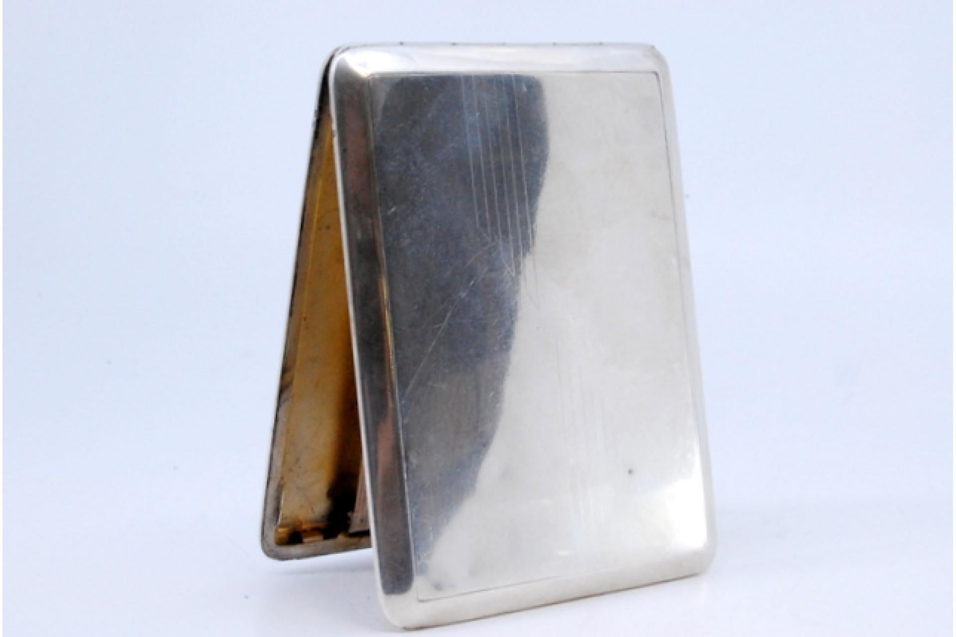 Silver cigarette case with asymmetrical engraving, gold interior and hinged lid For Sale 3