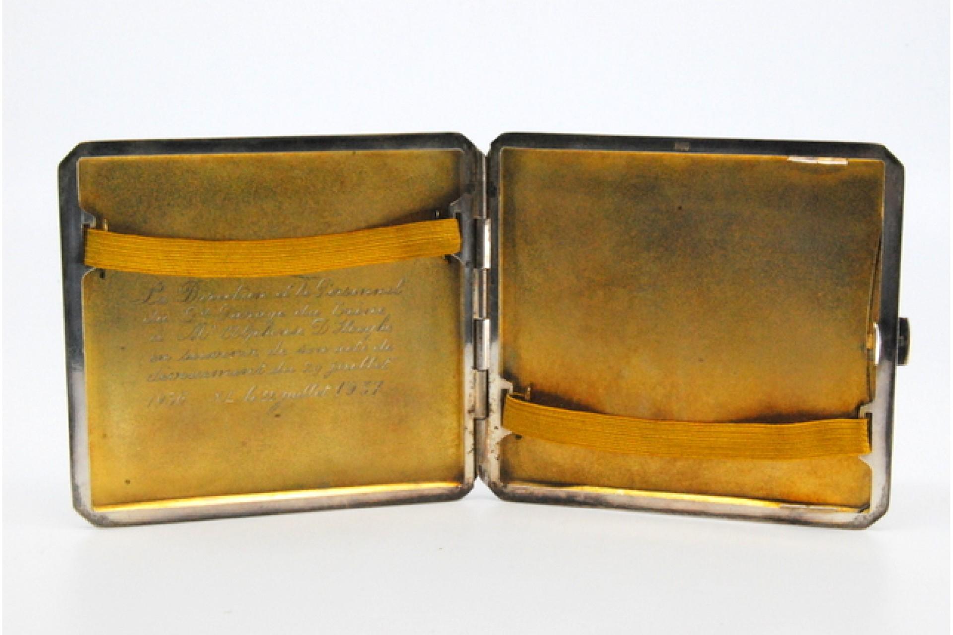 Silver cigarette case with bands along the length, gold interior and hinged lid For Sale 5