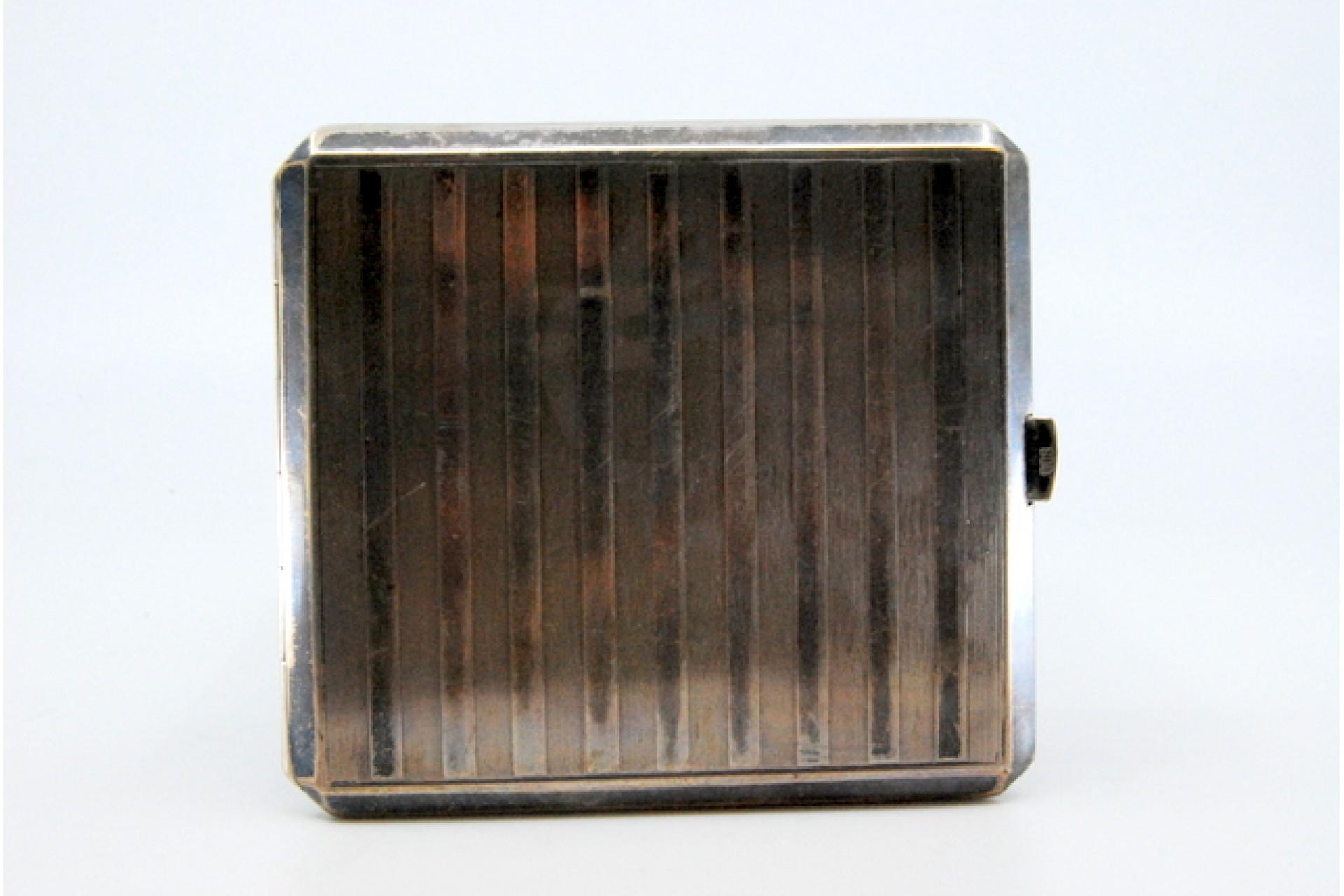Silver cigarette case with bands along the length, gold interior and hinged lid In Good Condition For Sale In Porto, PT