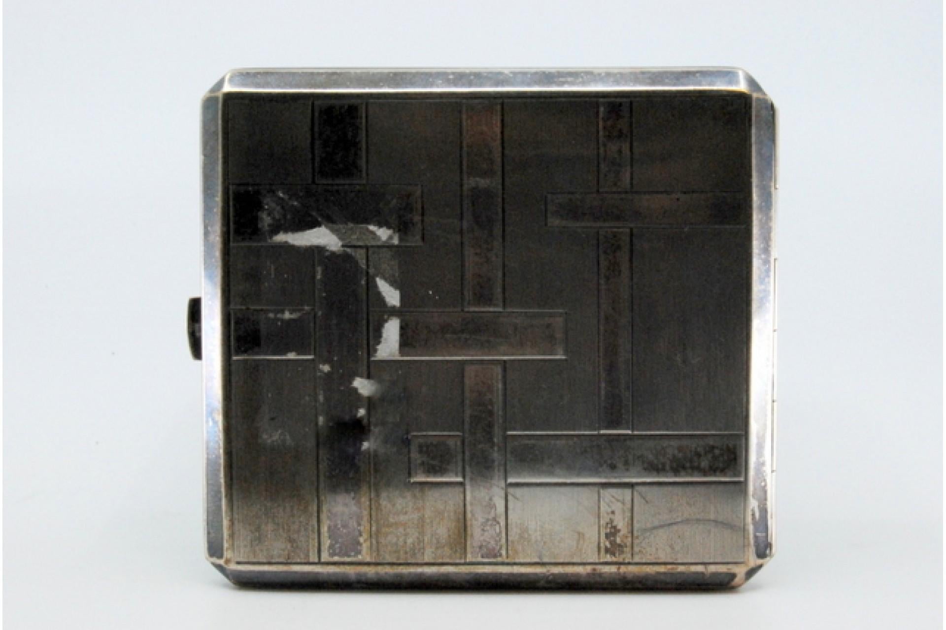 20th Century Silver cigarette case with bands along the length, gold interior and hinged lid For Sale