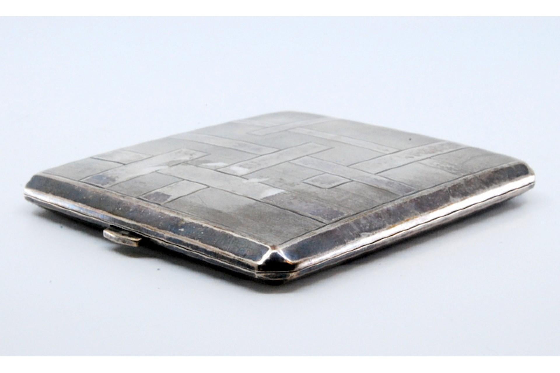 Silver cigarette case with bands along the length, gold interior and hinged lid For Sale 1