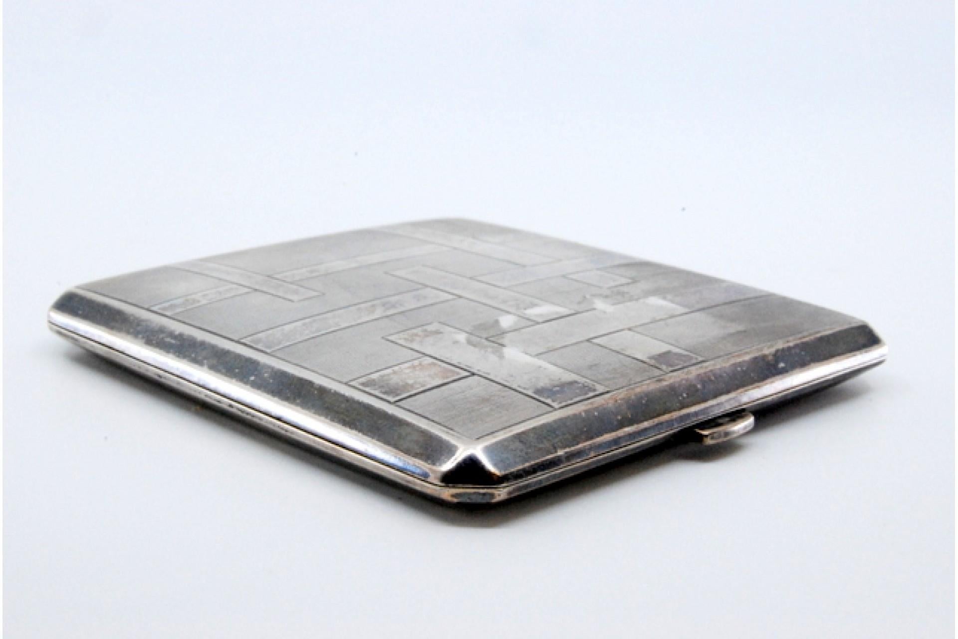 Silver cigarette case with bands along the length, gold interior and hinged lid For Sale 2