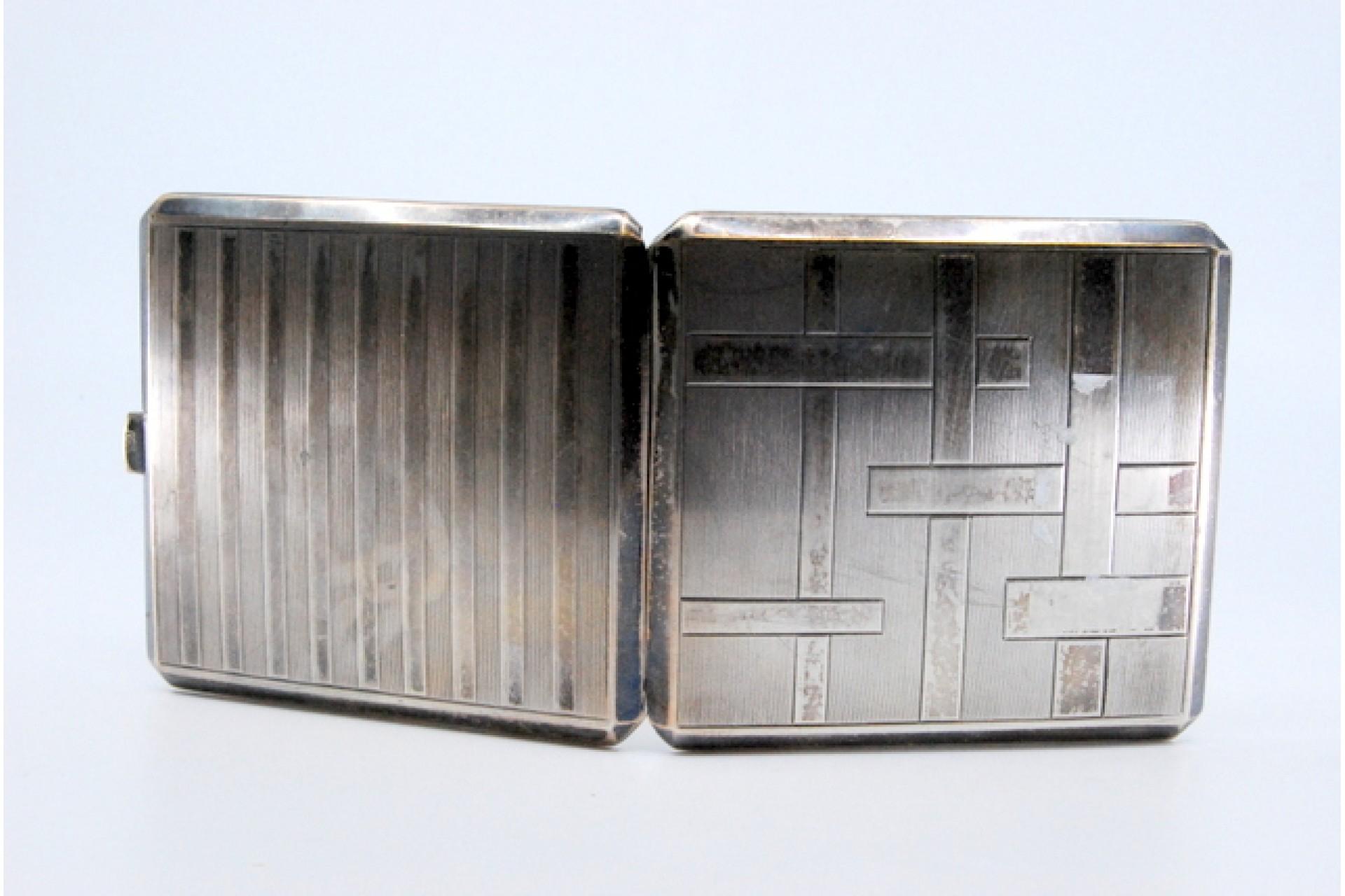Silver cigarette case with bands along the length, gold interior and hinged lid For Sale 3