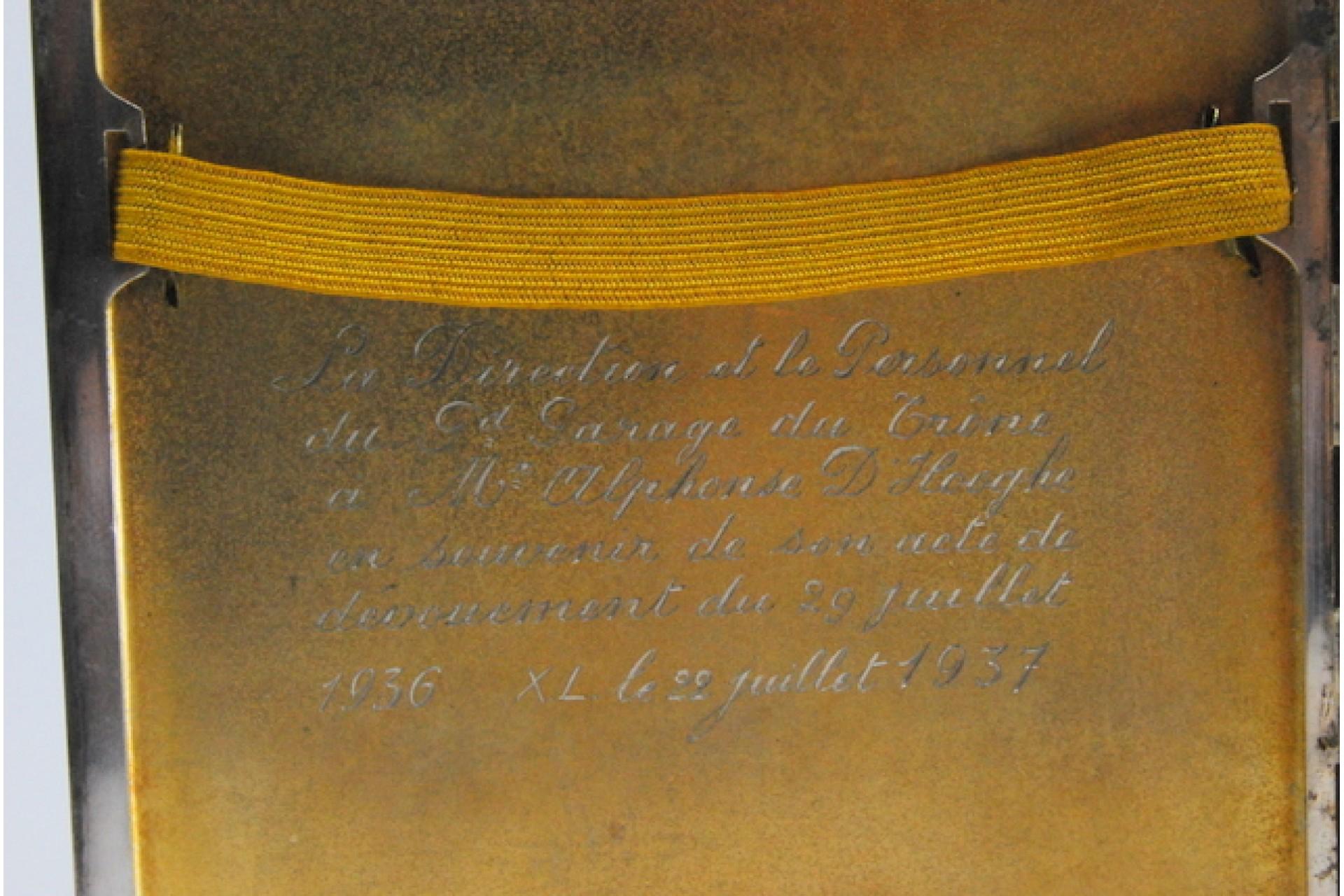 Silver cigarette case with bands along the length, gold interior and hinged lid For Sale 4