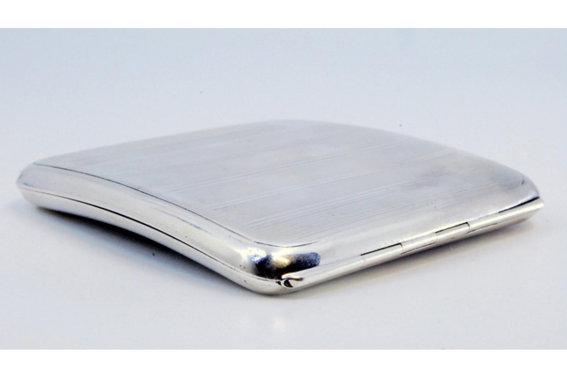 Silver cigarette case with bands on top, cigarette holder inside and hinged lid In Good Condition For Sale In Porto, PT