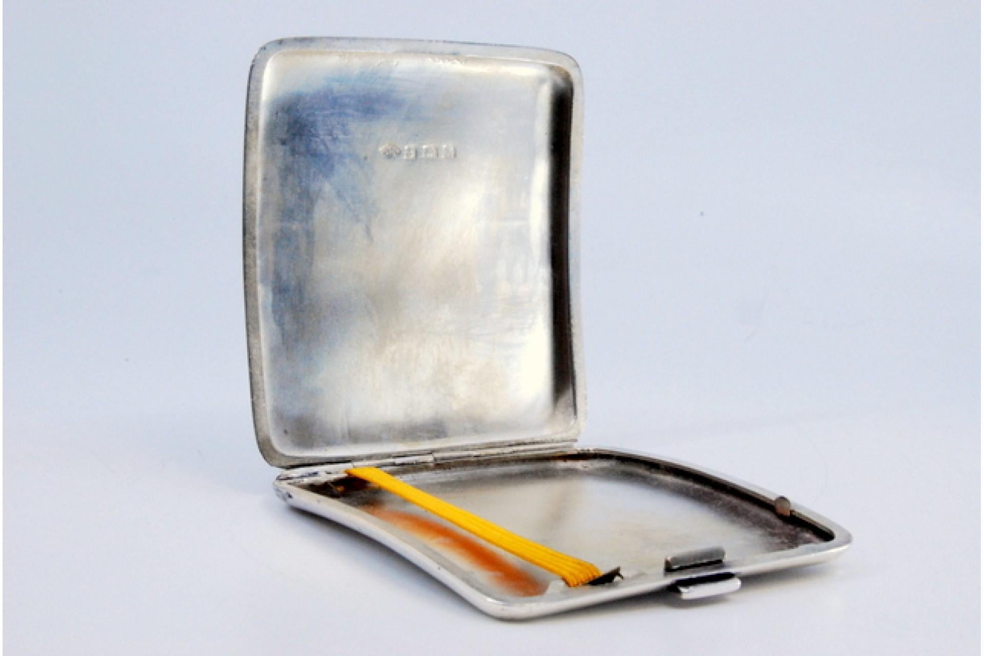 20th Century Silver cigarette case with bands on top, cigarette holder inside and hinged lid For Sale