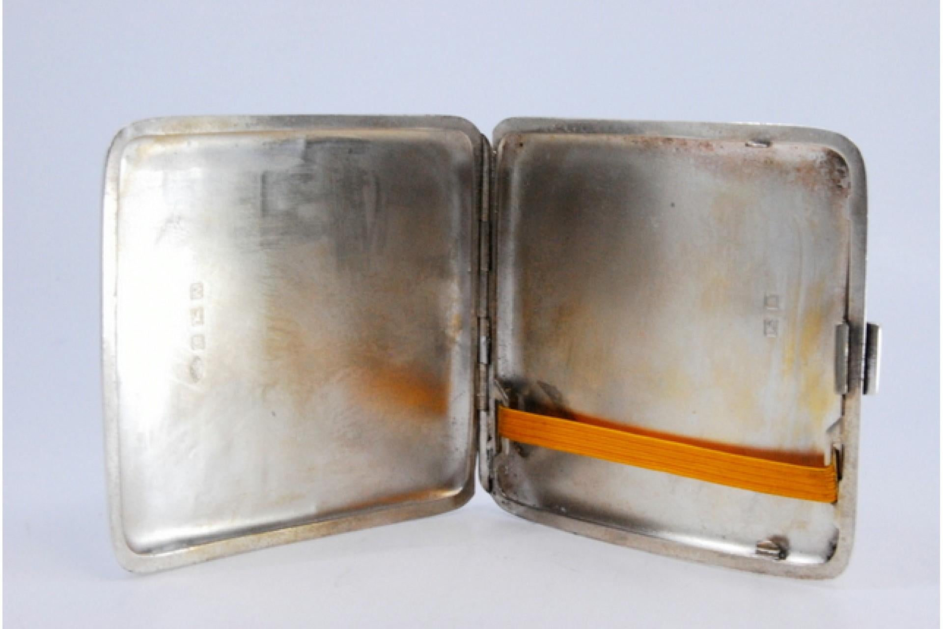 Silver cigarette case with bands on top, cigarette holder inside and hinged lid For Sale 1