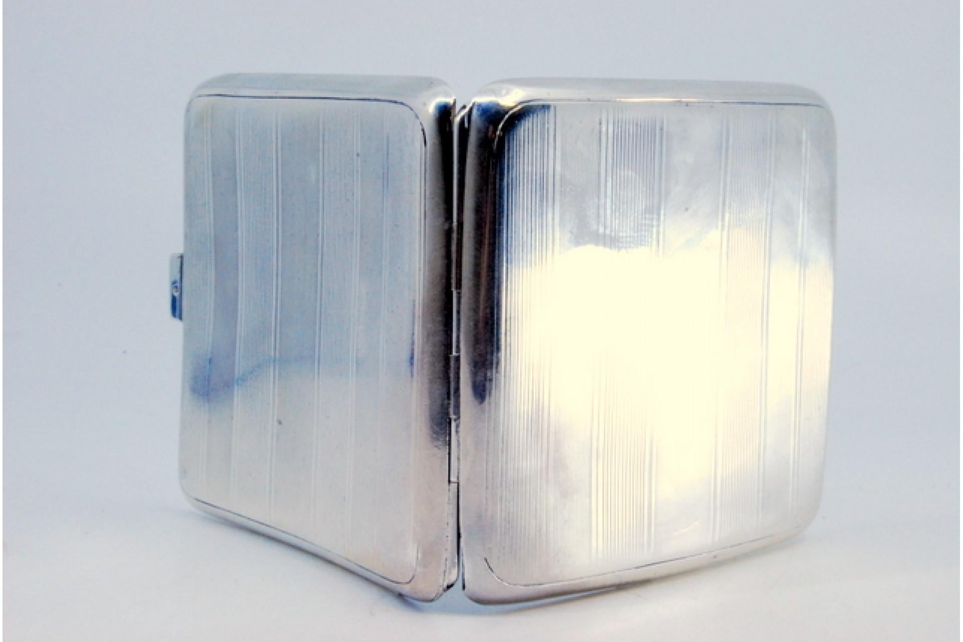 Silver cigarette case with bands on top, cigarette holder inside and hinged lid For Sale 2