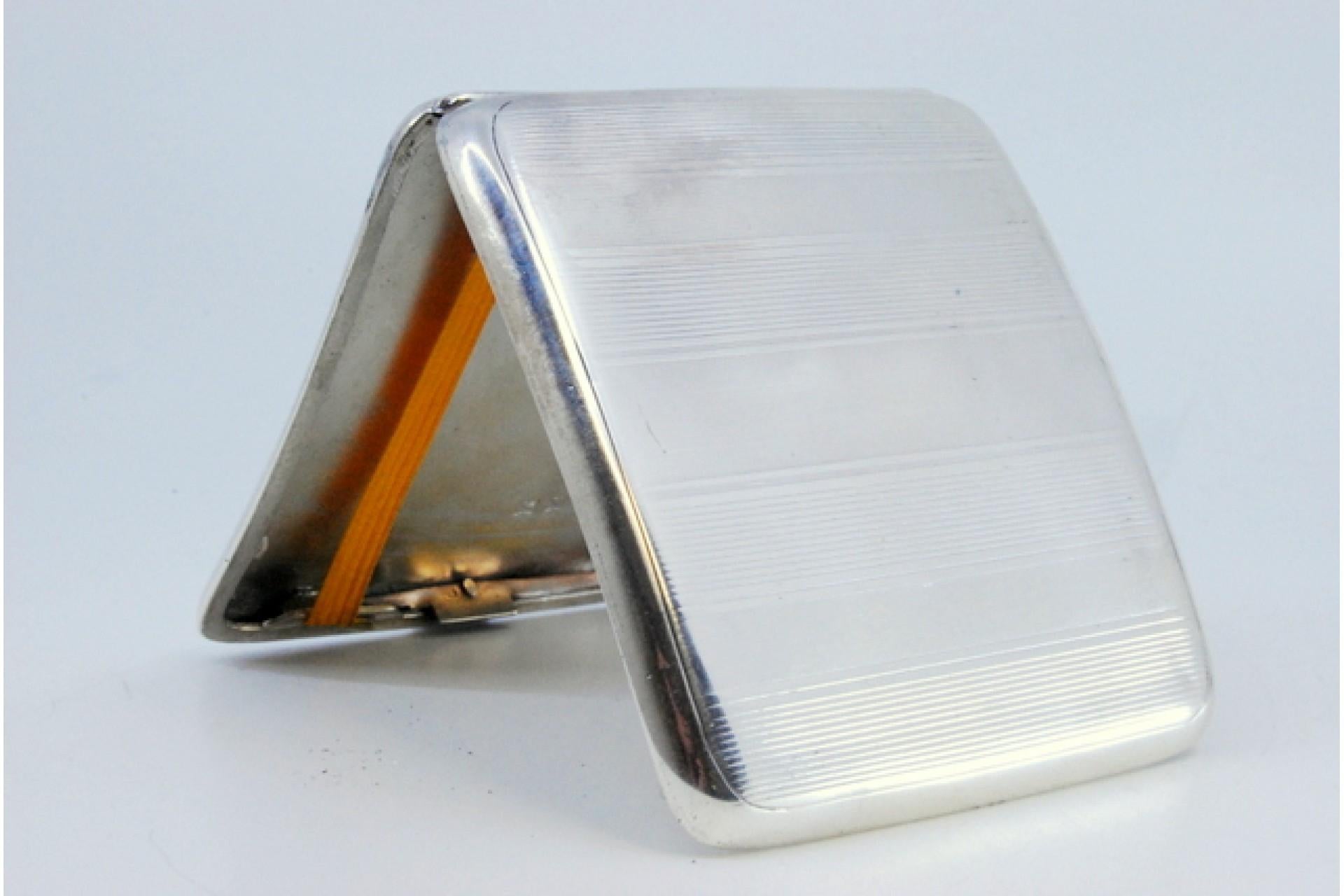 Silver cigarette case with bands on top, cigarette holder inside and hinged lid For Sale 3