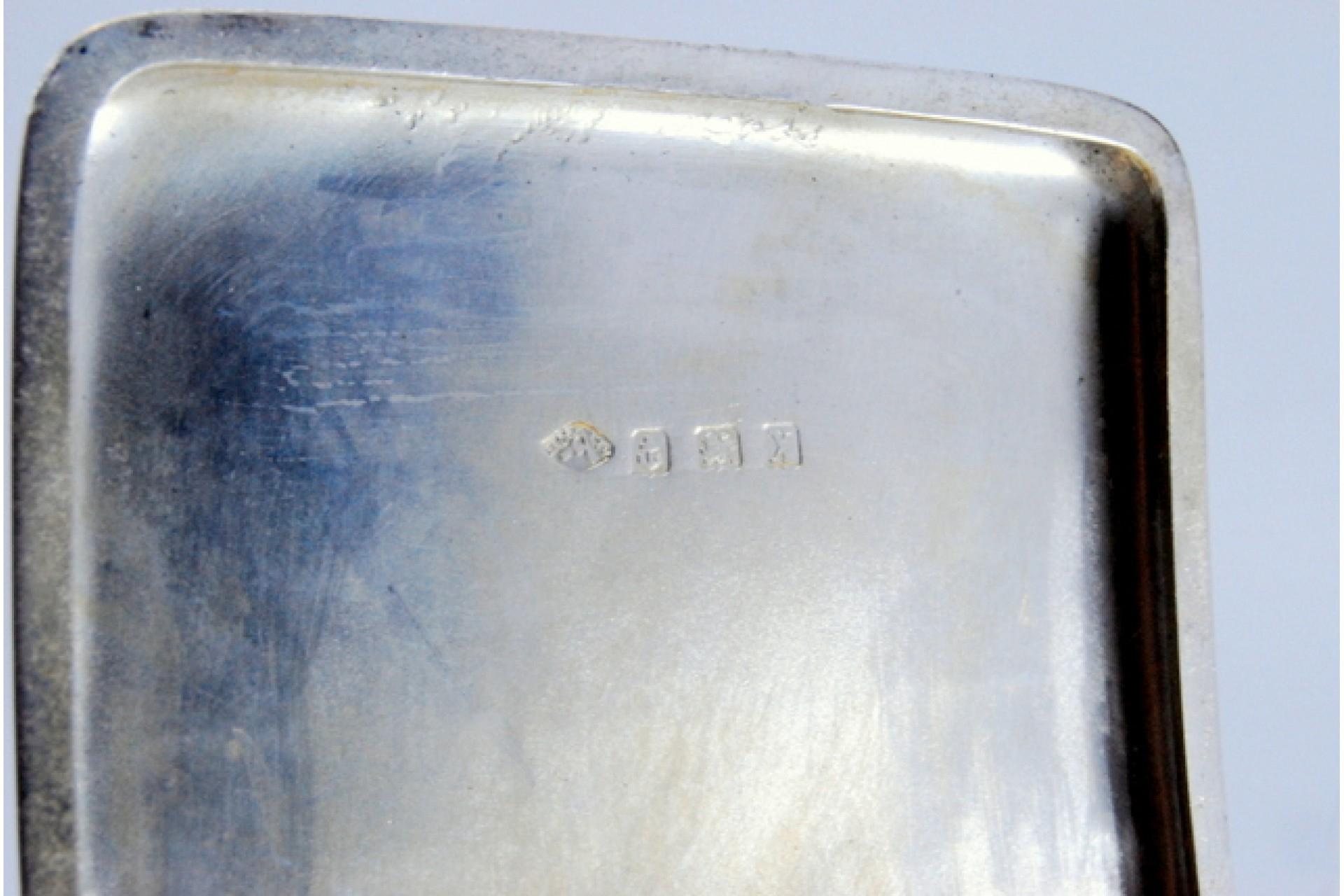 Silver cigarette case with bands on top, cigarette holder inside and hinged lid For Sale 4