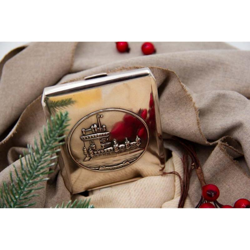 Description: Silver cigarette case with reliefs alluding to the Belém Tower and spring-loaded hinged lid. Metal: Silver. Origin: Portuguese. Mark: Eagle Head. Weight: 129.98 grams. Dimensions: 11cm x 1.2cm. Content: 833/1000. Assay Mark: Yes,