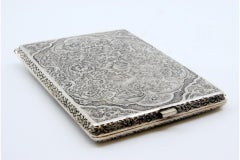 Pitillera de plata con relieves de pájaros y flores