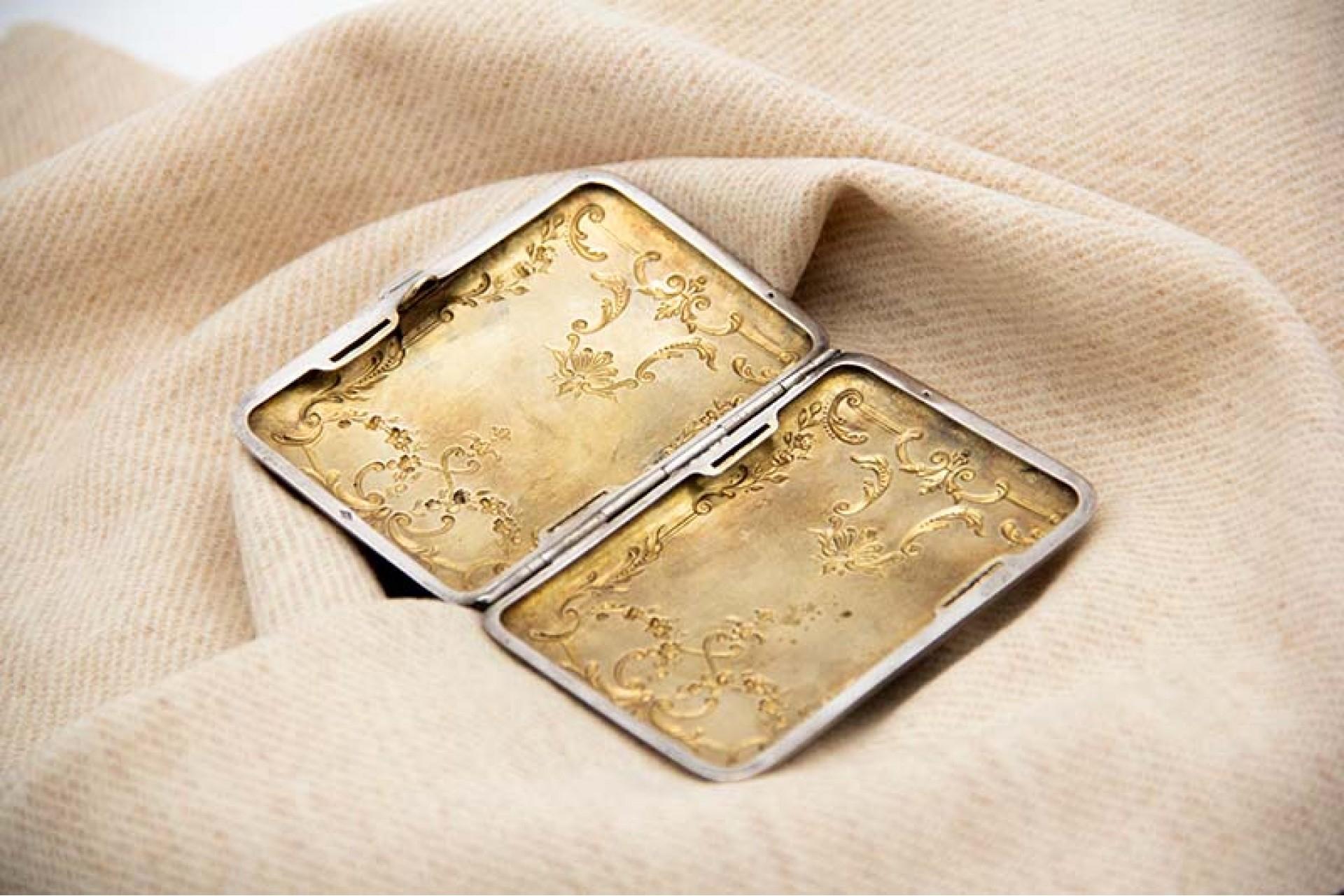 Description: Silver cigarette case with bows, embossed garlands and hinged lid. Metal: Silver. Origin: French. Brand: Boar's Head. Weight: 42.98 grams. Dimensions: 8cmx1.2cm. Content: 800/1000. Assay Mark: Yes, since 1838. Additional information: