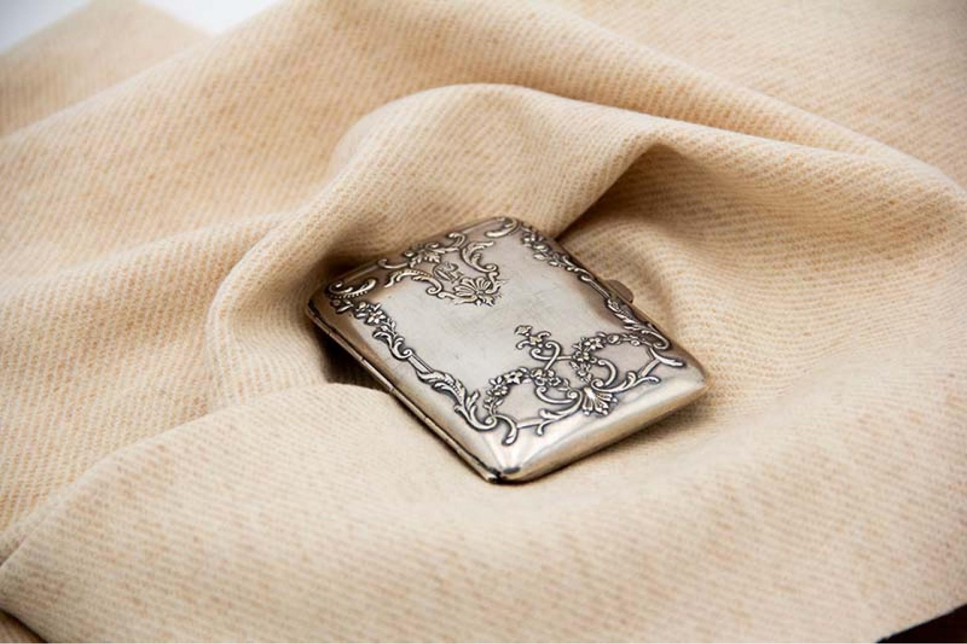 European Silver cigarette case with bows, embossed garlands and hinged lid For Sale