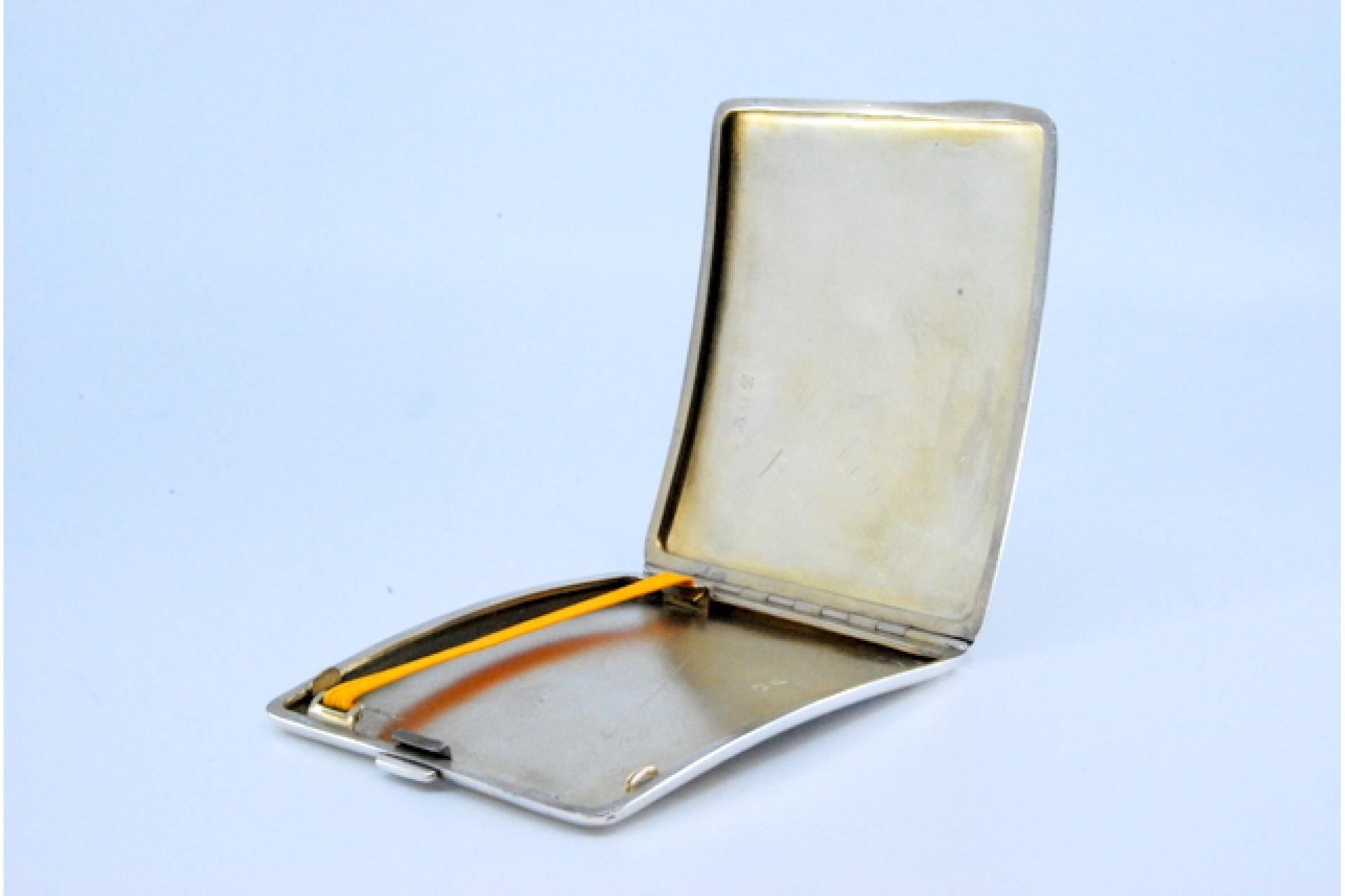Silver cigarette case with curved guilloche bands at the top and a hinged lid In Good Condition For Sale In Porto, PT