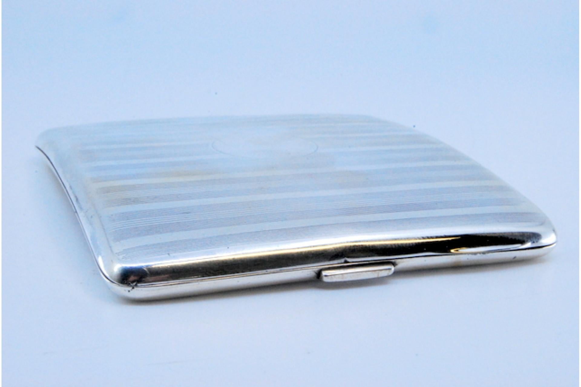 Silver cigarette case with curved guilloche bands at the top and a hinged lid For Sale 1