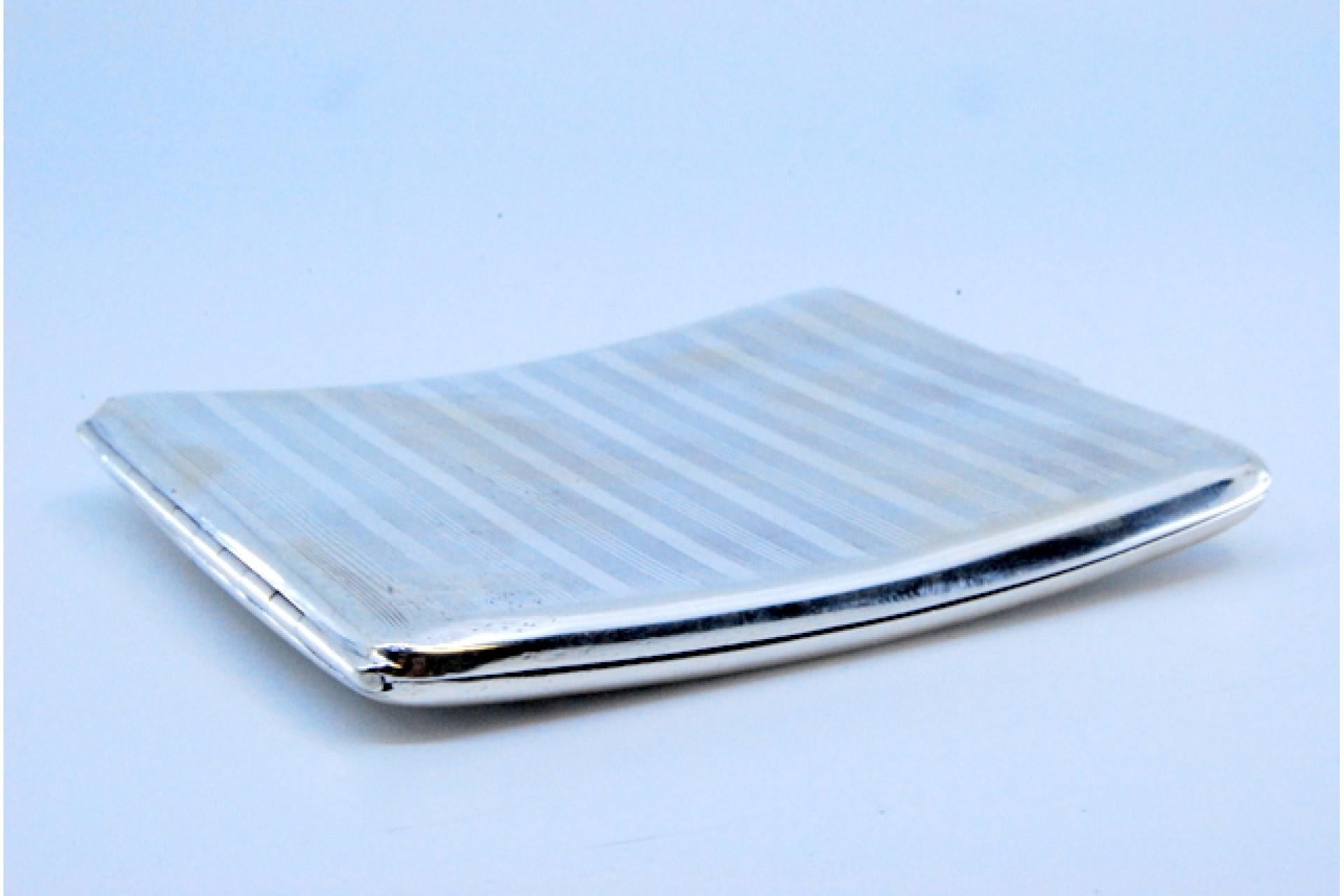 Silver cigarette case with curved guilloche bands at the top and a hinged lid For Sale 2