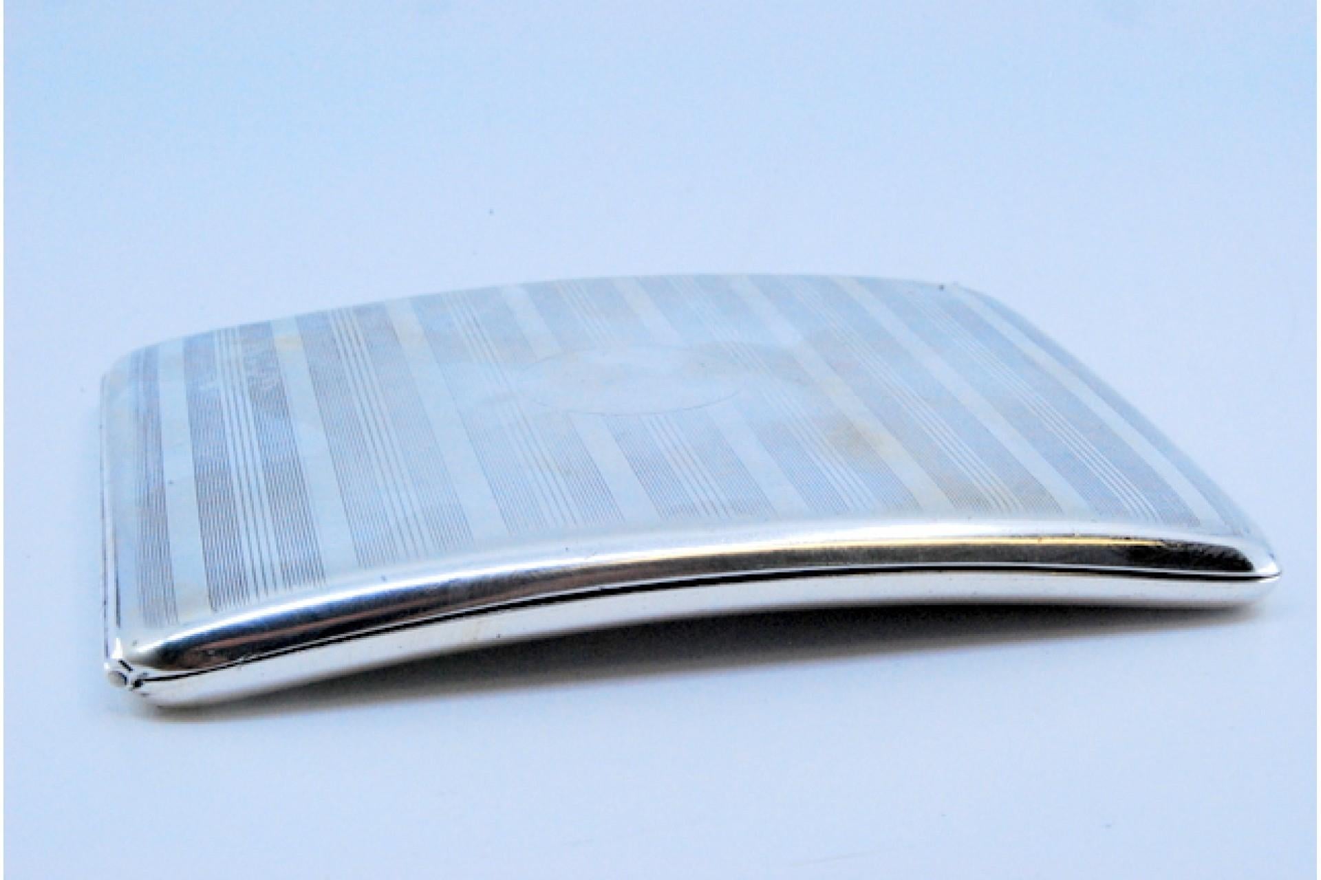 Silver cigarette case with curved guilloche bands at the top and a hinged lid For Sale 3