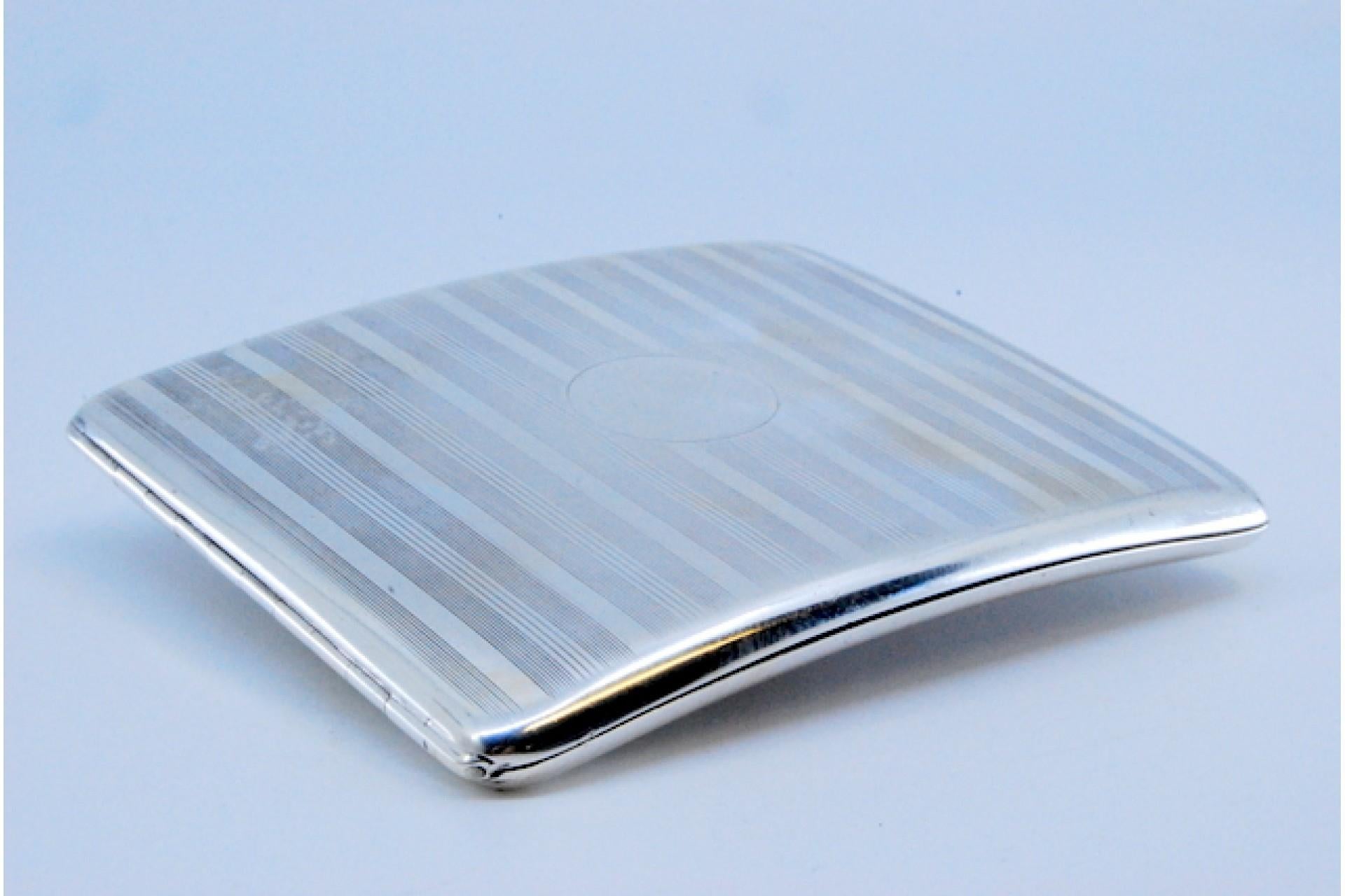 Silver cigarette case with curved guilloche bands at the top and a hinged lid For Sale 4