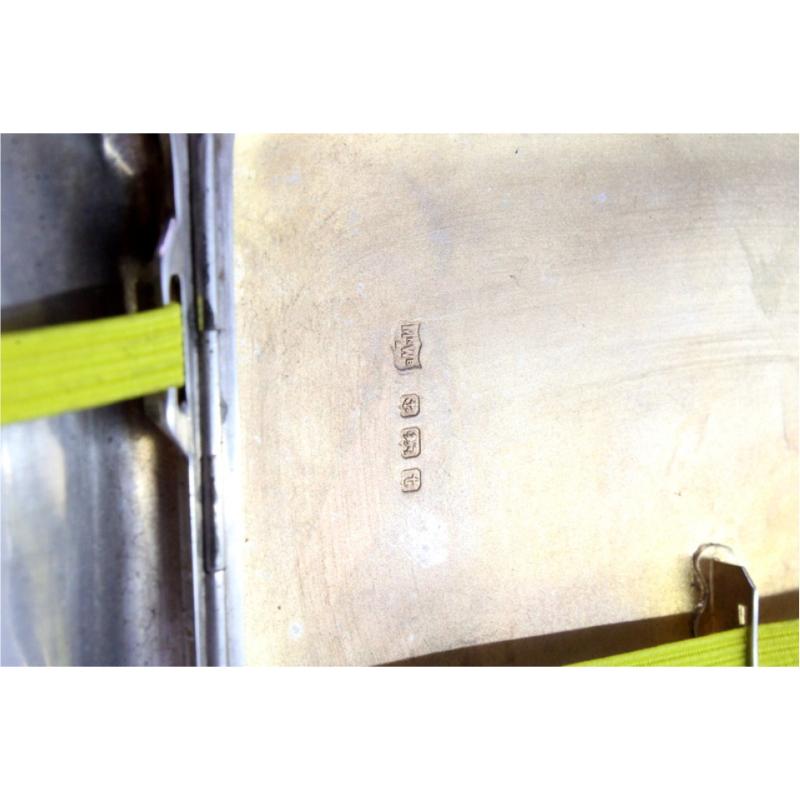 Silver cigarette case with curved guilloche bands at the top In Good Condition For Sale In Porto, PT