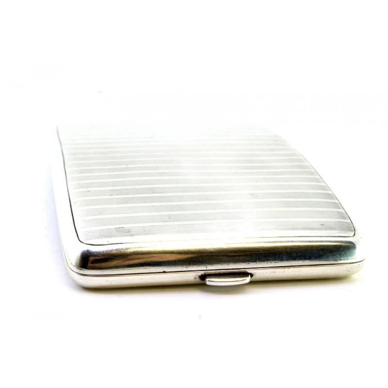 Silver cigarette case with curved guilloche bands at the top For Sale 1