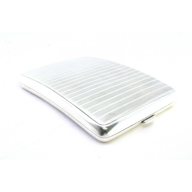 Silver cigarette case with curved guilloche bands at the top For Sale 3
