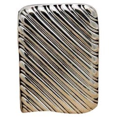 Pitillera de plata con estrías diagonales, tapa de resorte e interior dorado