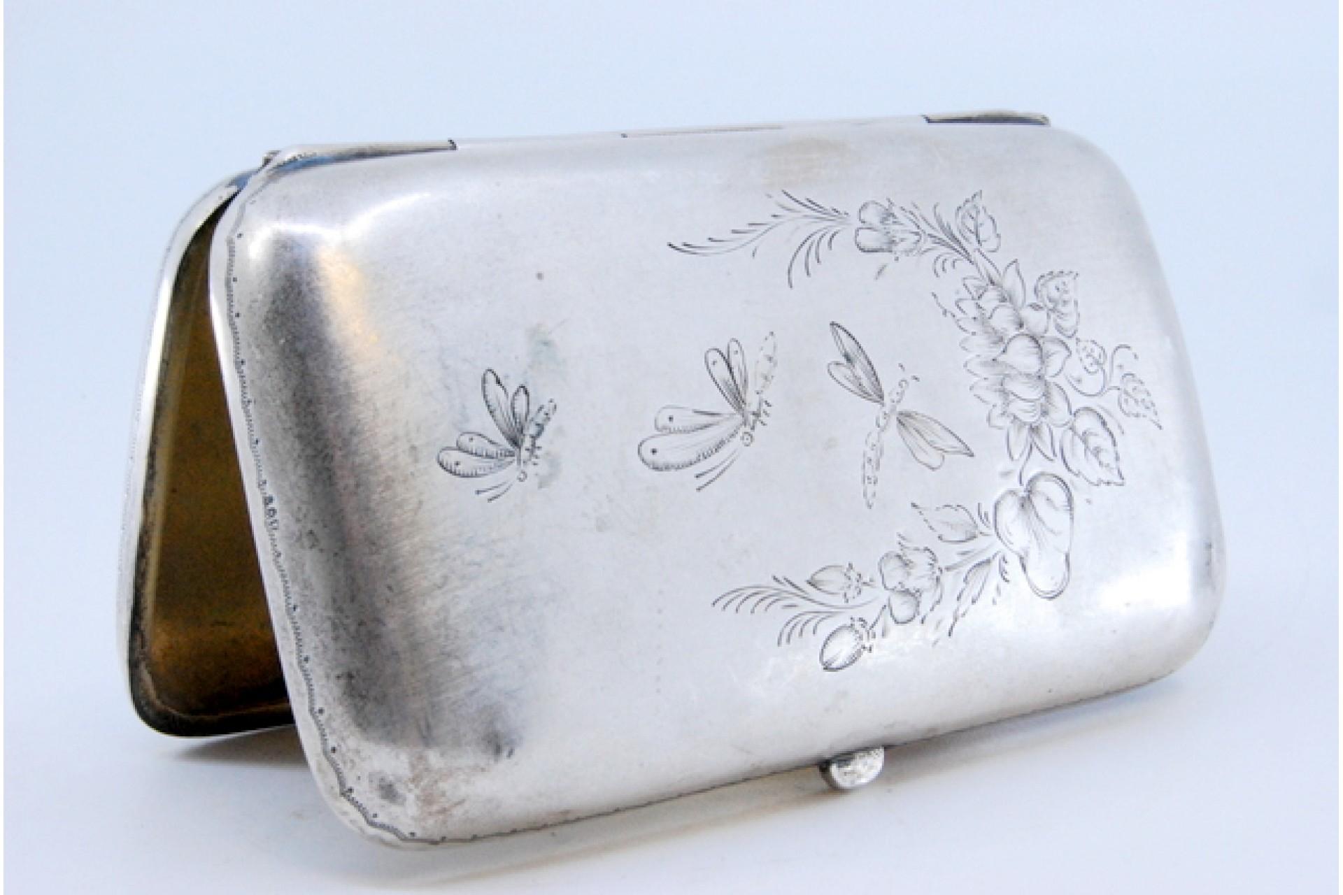 Silver cigarette case with embossed applications on the lid and gold interior en vente 4