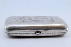 Portasigarette in argento con applicazioni in rilievo sul coperchio e interno in oro