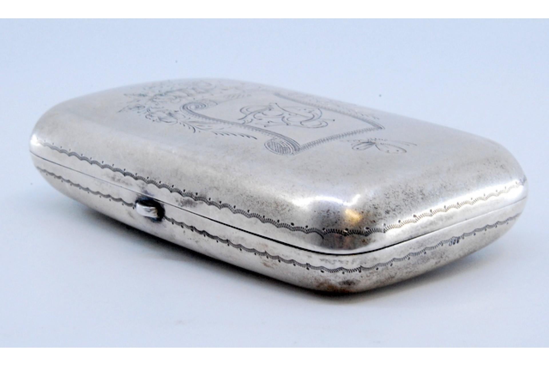 Européen Silver cigarette case with embossed applications on the lid and gold interior en vente