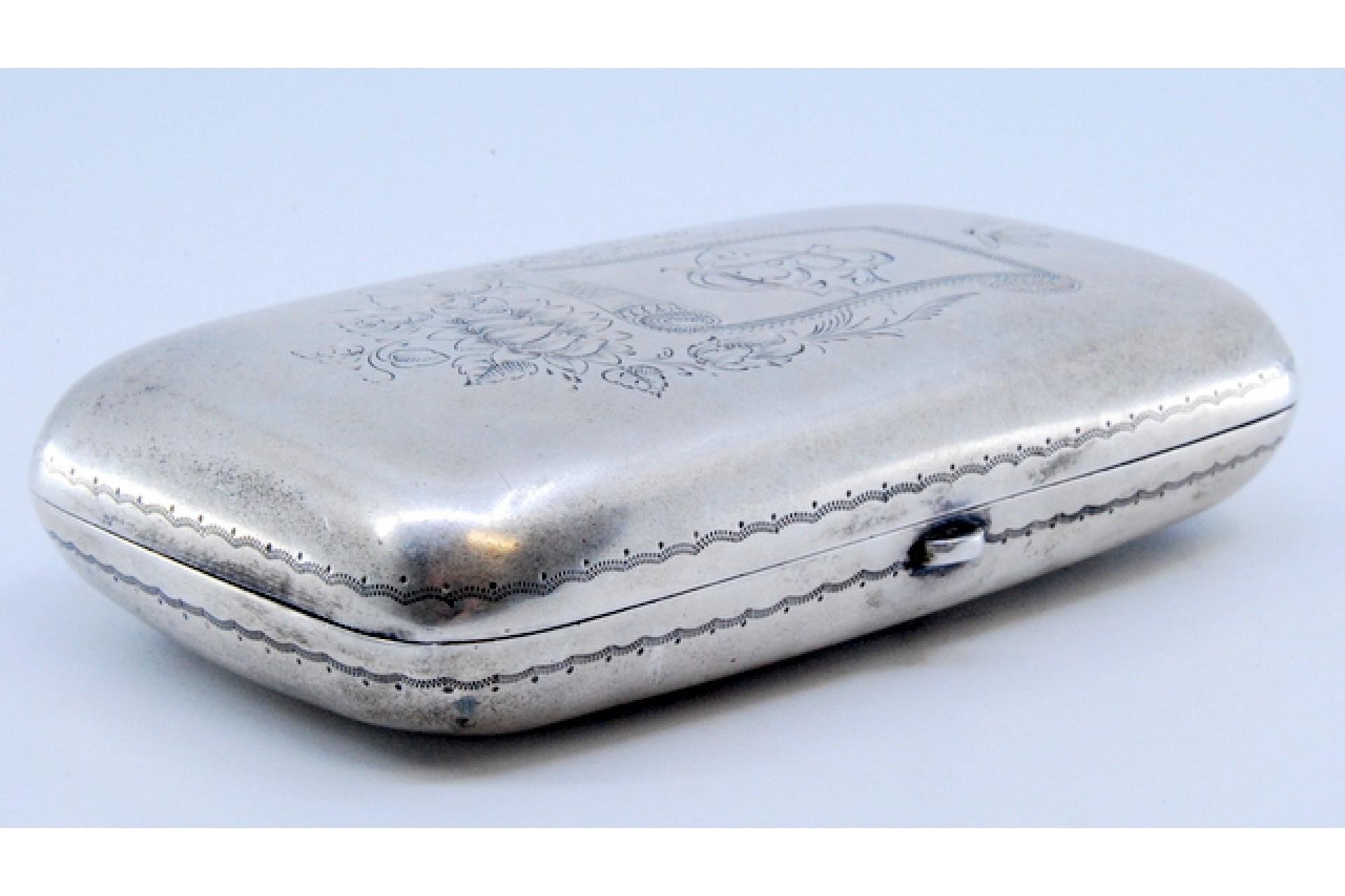 Silver cigarette case with embossed applications on the lid and gold interior Bon état - En vente à Porto, PT