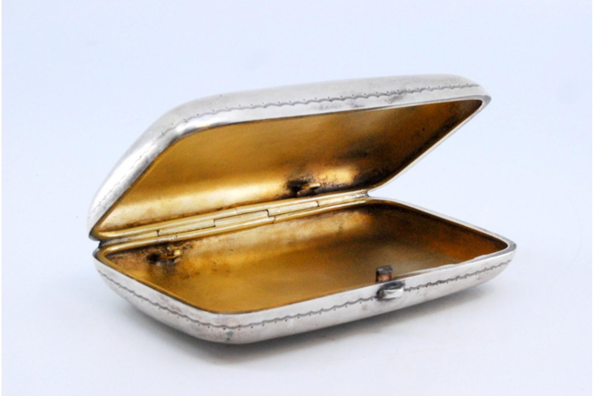 20ième siècle Silver cigarette case with embossed applications on the lid and gold interior en vente