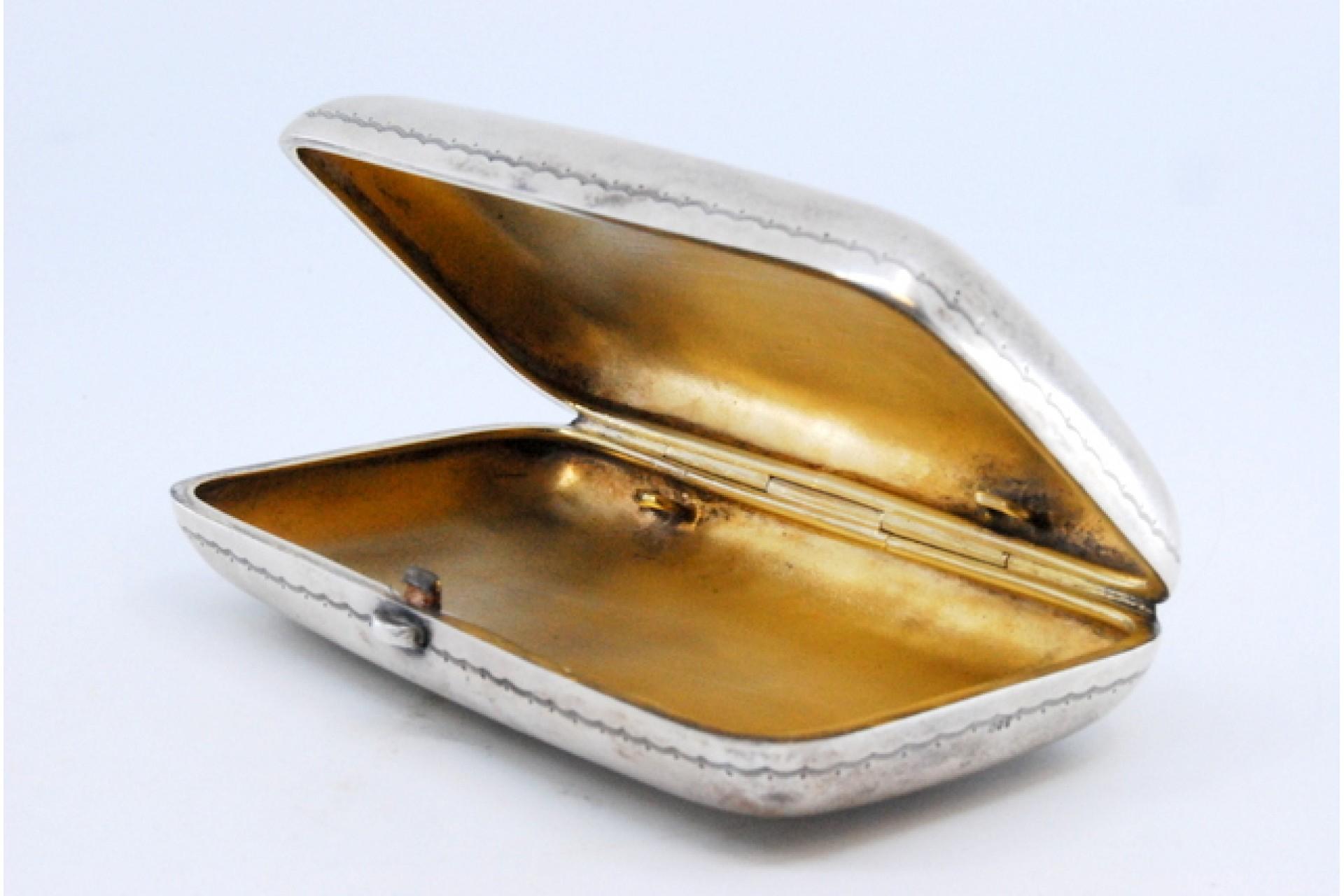 Argent Silver cigarette case with embossed applications on the lid and gold interior en vente