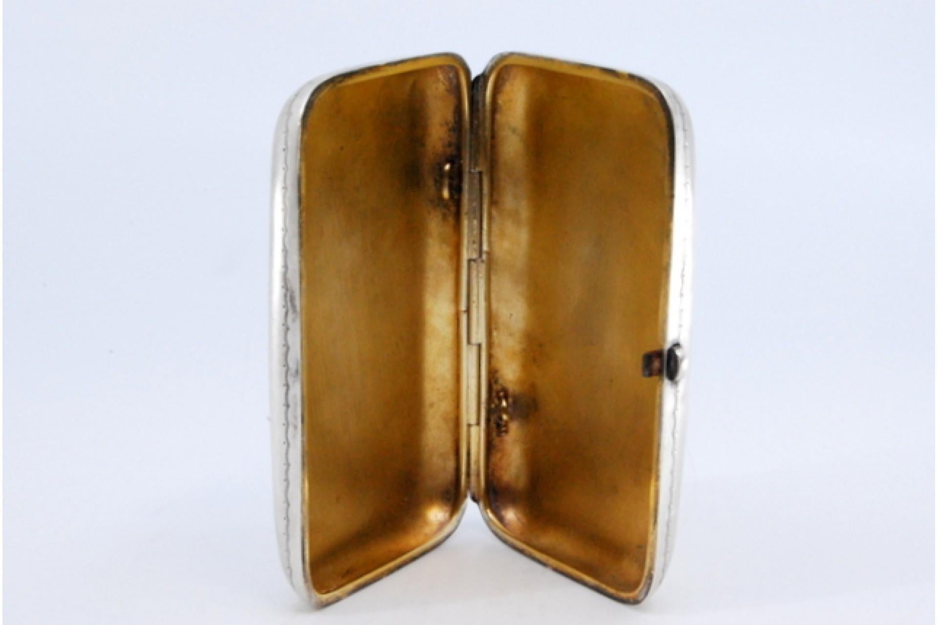 Silver cigarette case with embossed applications on the lid and gold interior en vente 1